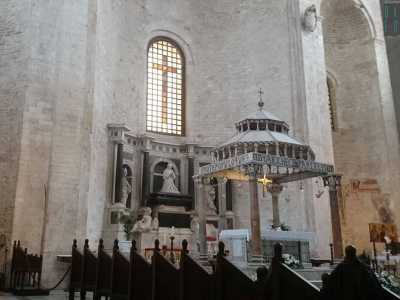 Nella Basilica di San Nicola, incluso nella nicchia absidale, dietro il ciborio che sovrasta l�altare, si trova il mausoleo di Bona Sforza, i cui resti sono conservati proprio nella chiesa